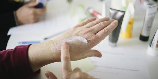 αναζωογόνηση του δέρματος των χεριών στο σπίτι